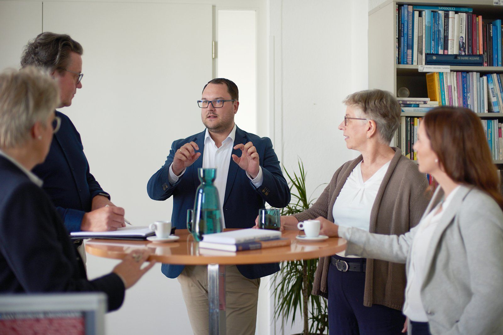 Thomas Schacht im Gespräch mit Kundinnen
